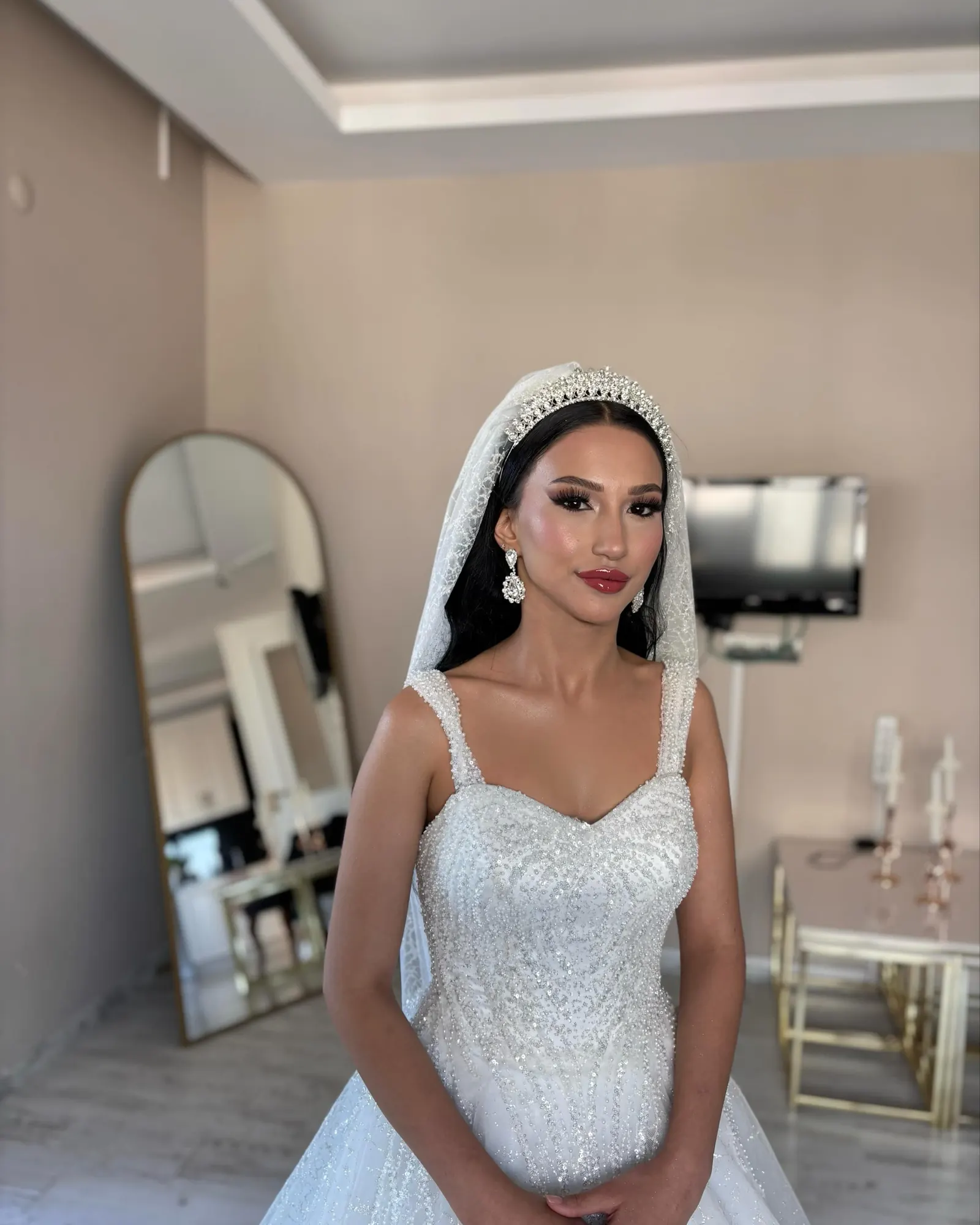 Salonda hazırlanan gelin, taç ve duvak