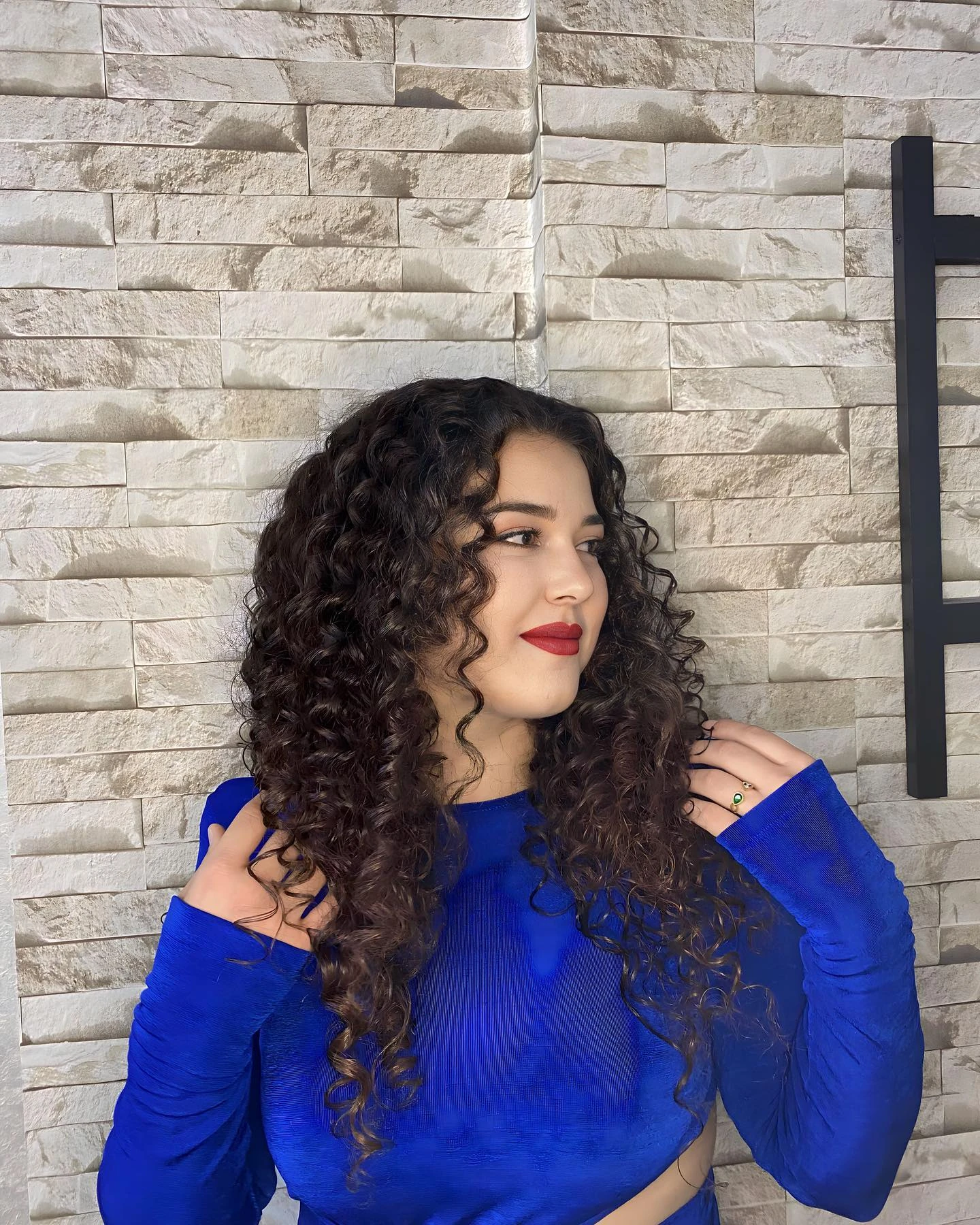 Kıvırcık saç ve kırmızı rujla mezuniyet makyajı