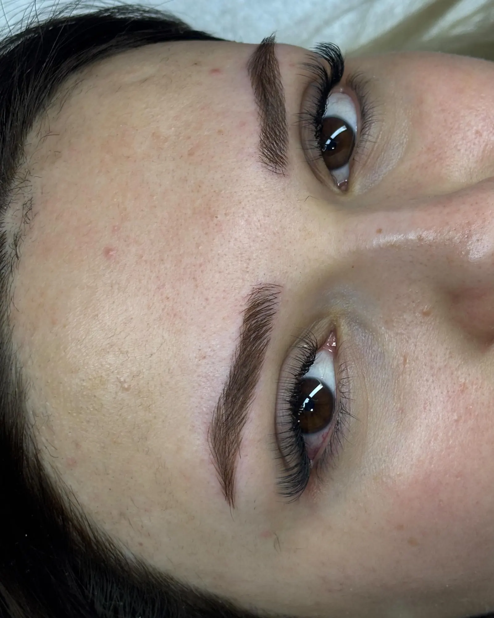 Microblading kaş ve kirpikten yakın çekim