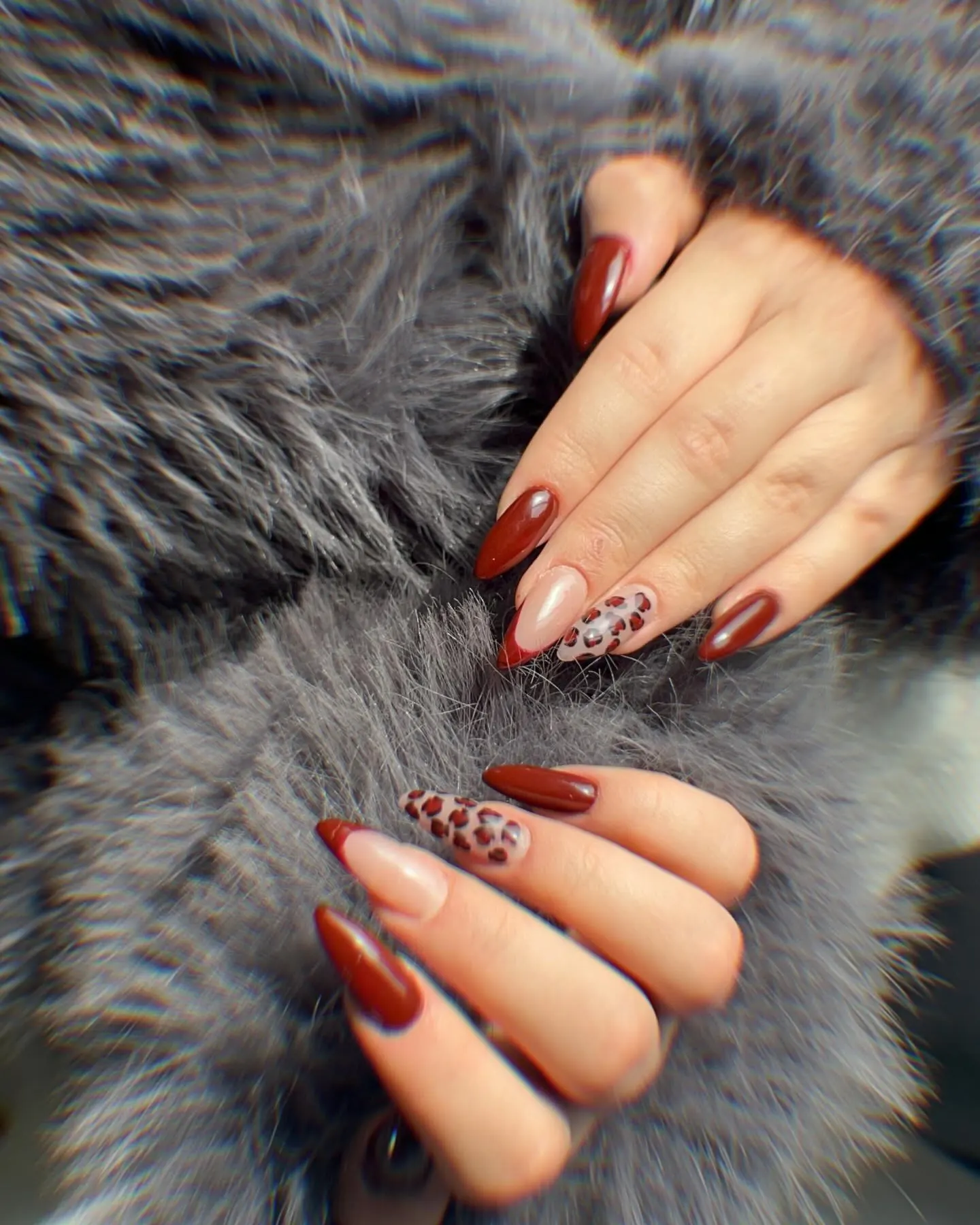 Bordo ve leopar desenli badem tırnaklar